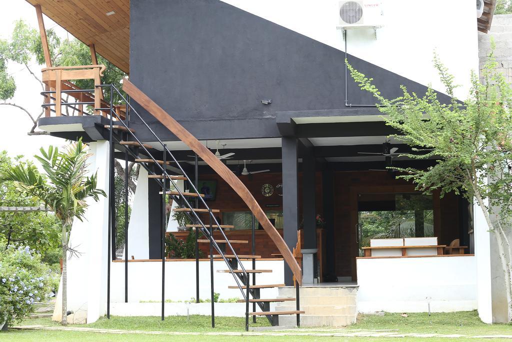 Eco Hotel Black & White - Anuradhapura มิฮินตาเล ภายนอก รูปภาพ