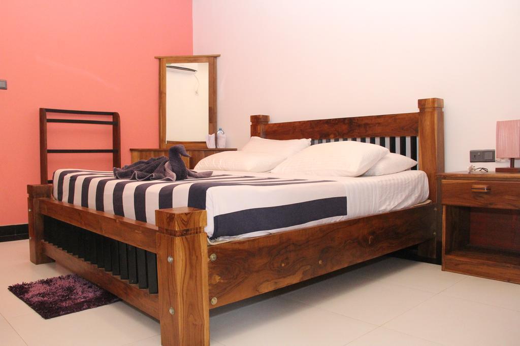 Eco Hotel Black & White - Anuradhapura มิฮินตาเล ภายนอก รูปภาพ