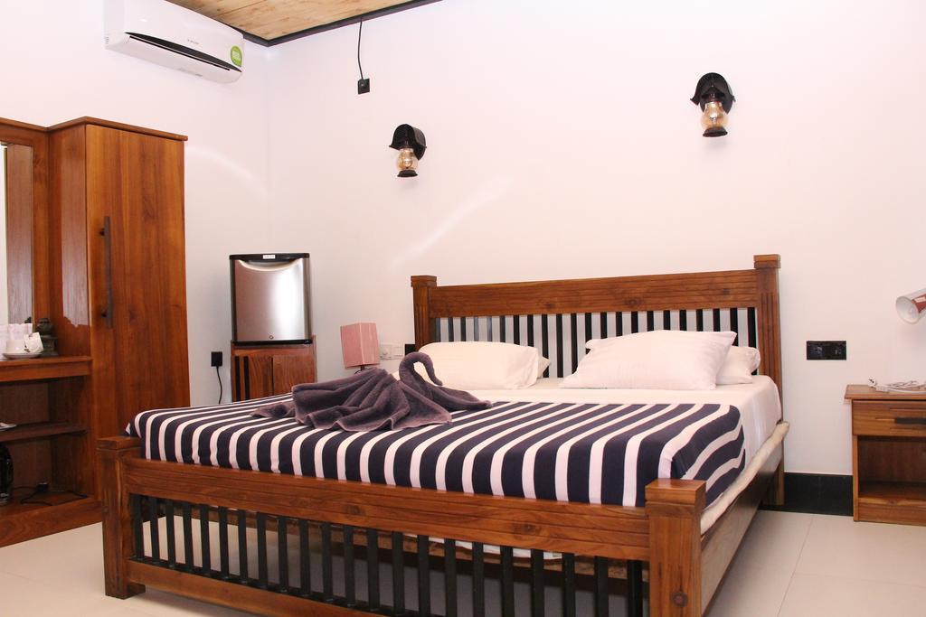 Eco Hotel Black & White - Anuradhapura มิฮินตาเล ภายนอก รูปภาพ