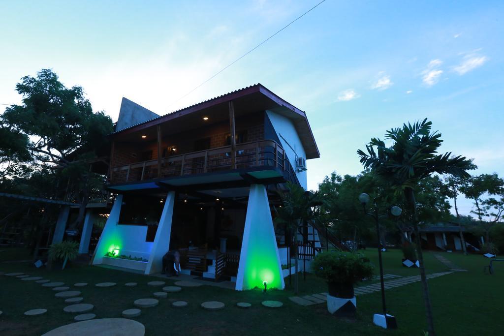 Eco Hotel Black & White - Anuradhapura มิฮินตาเล ภายนอก รูปภาพ