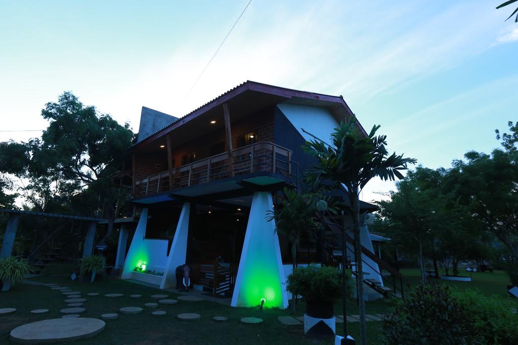 Eco Hotel Black & White - Anuradhapura มิฮินตาเล ภายนอก รูปภาพ