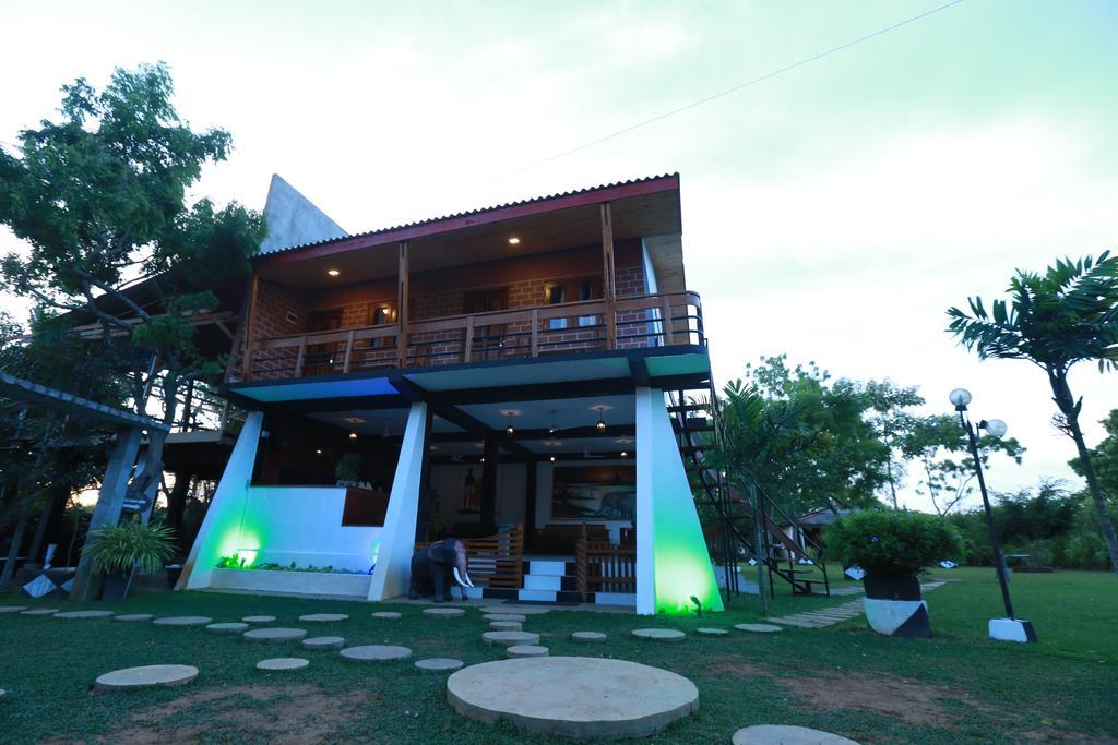 Eco Hotel Black & White - Anuradhapura มิฮินตาเล ภายนอก รูปภาพ