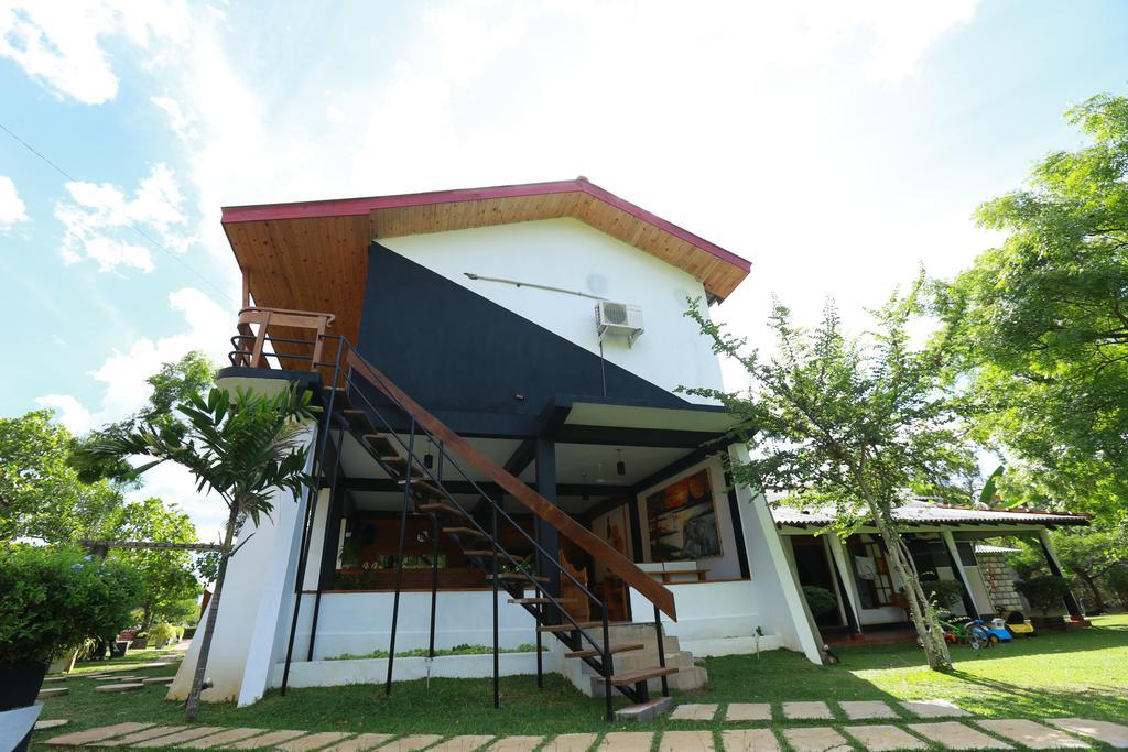 Eco Hotel Black & White - Anuradhapura มิฮินตาเล ภายนอก รูปภาพ