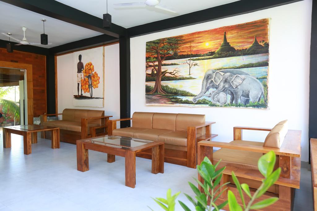Eco Hotel Black & White - Anuradhapura มิฮินตาเล ภายนอก รูปภาพ