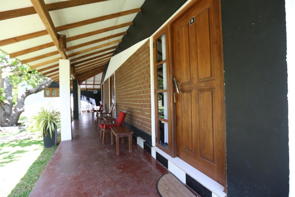 Eco Hotel Black & White - Anuradhapura มิฮินตาเล ภายนอก รูปภาพ