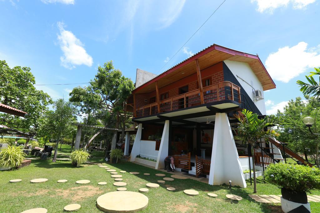 Eco Hotel Black & White - Anuradhapura มิฮินตาเล ภายนอก รูปภาพ