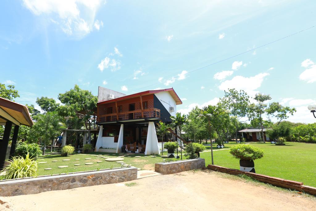 Eco Hotel Black & White - Anuradhapura มิฮินตาเล ภายนอก รูปภาพ