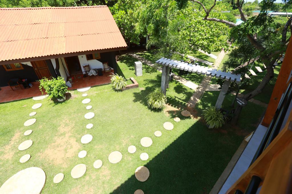 Eco Hotel Black & White - Anuradhapura มิฮินตาเล ภายนอก รูปภาพ