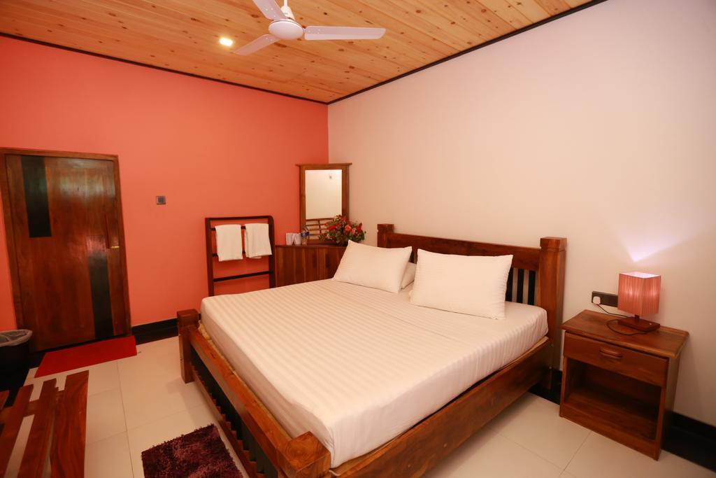Eco Hotel Black & White - Anuradhapura มิฮินตาเล ภายนอก รูปภาพ