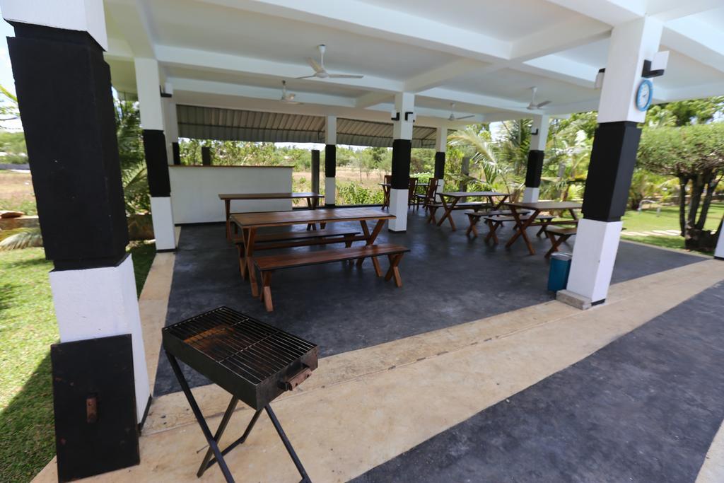Eco Hotel Black & White - Anuradhapura มิฮินตาเล ภายนอก รูปภาพ