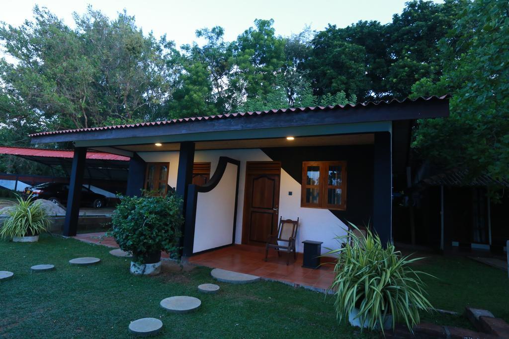 Eco Hotel Black & White - Anuradhapura มิฮินตาเล ภายนอก รูปภาพ