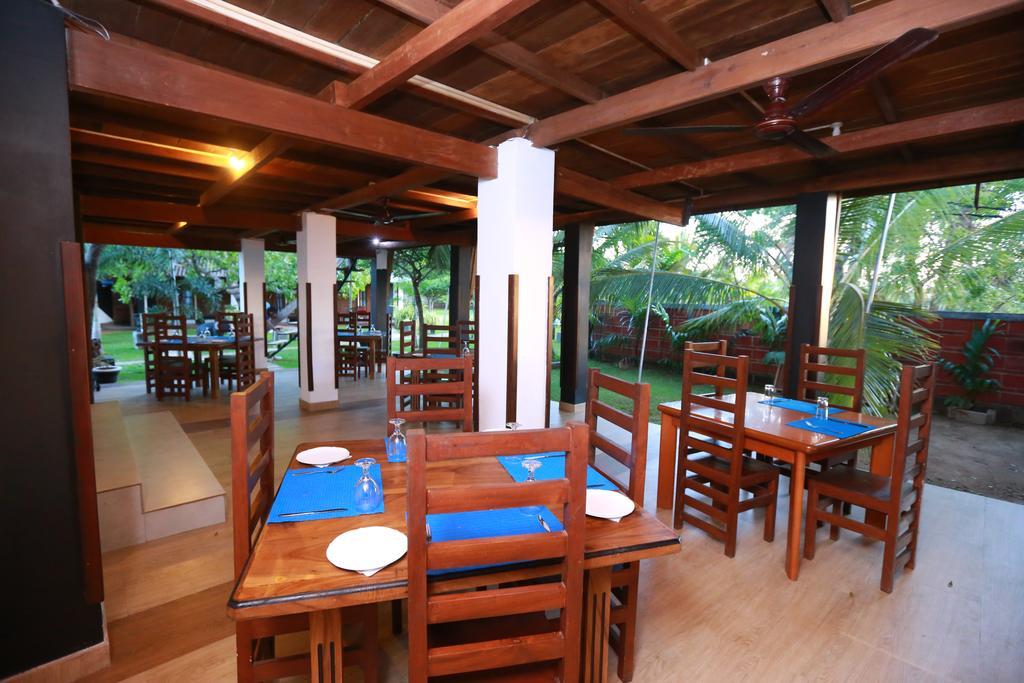 Eco Hotel Black & White - Anuradhapura มิฮินตาเล ภายนอก รูปภาพ