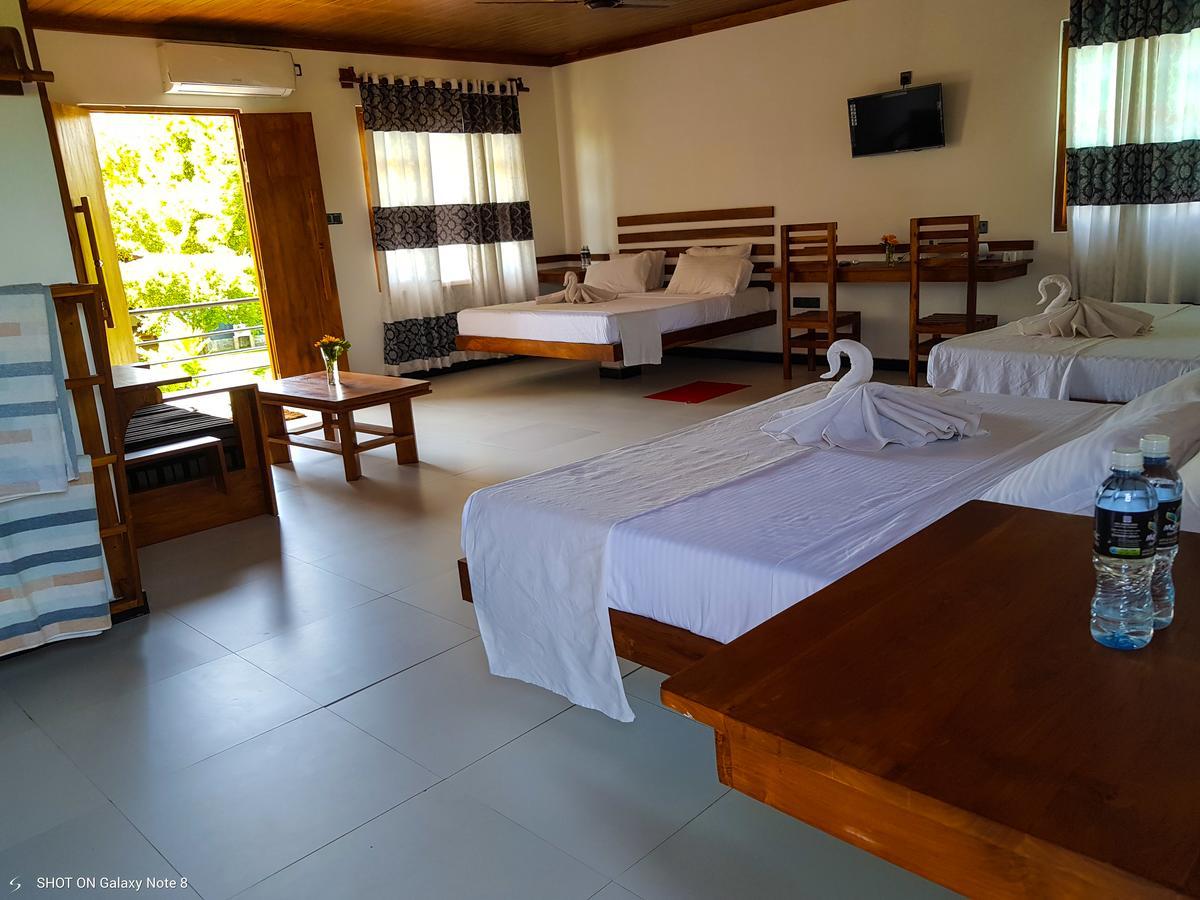 Eco Hotel Black & White - Anuradhapura มิฮินตาเล ภายนอก รูปภาพ