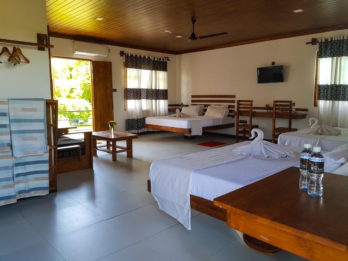 Eco Hotel Black & White - Anuradhapura มิฮินตาเล ภายนอก รูปภาพ